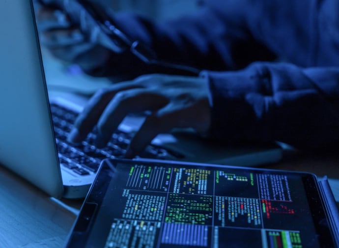 Personne avec un clavier sur le Dark Web.